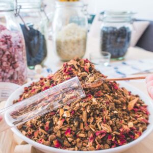 Räuchermischung Seelenbalsam wird mit Löffelchen abgefüllt
