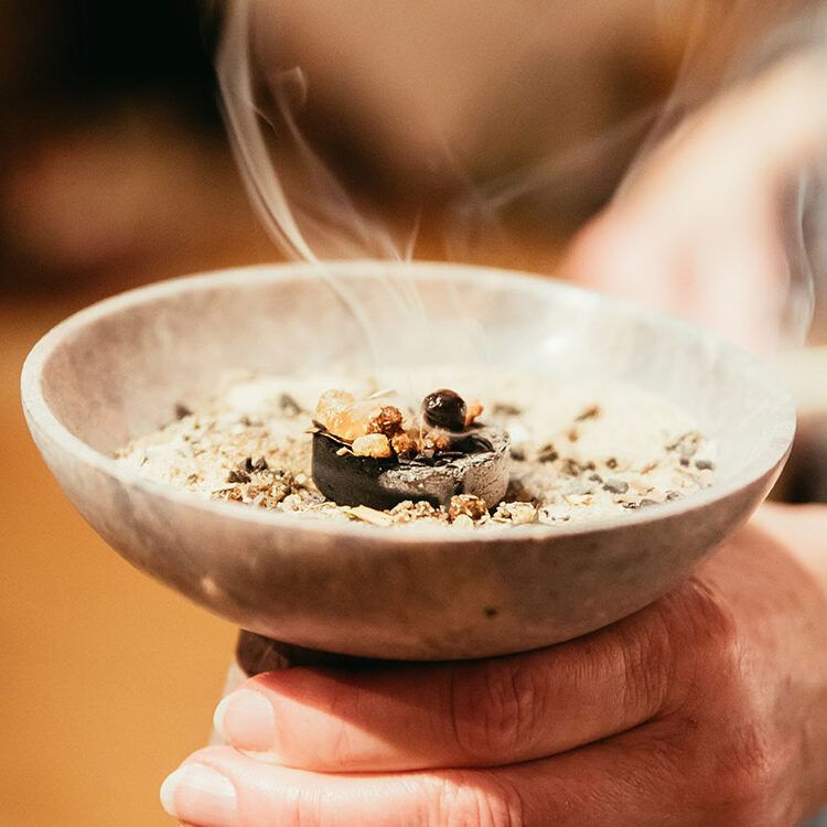 Räuchern mit Räucherschale und Kohle