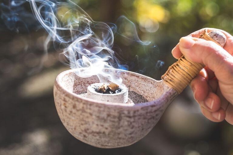 Räuchern mit Kohle zu Allerheiligen. Trauer-Begleiter Räuchermischung.